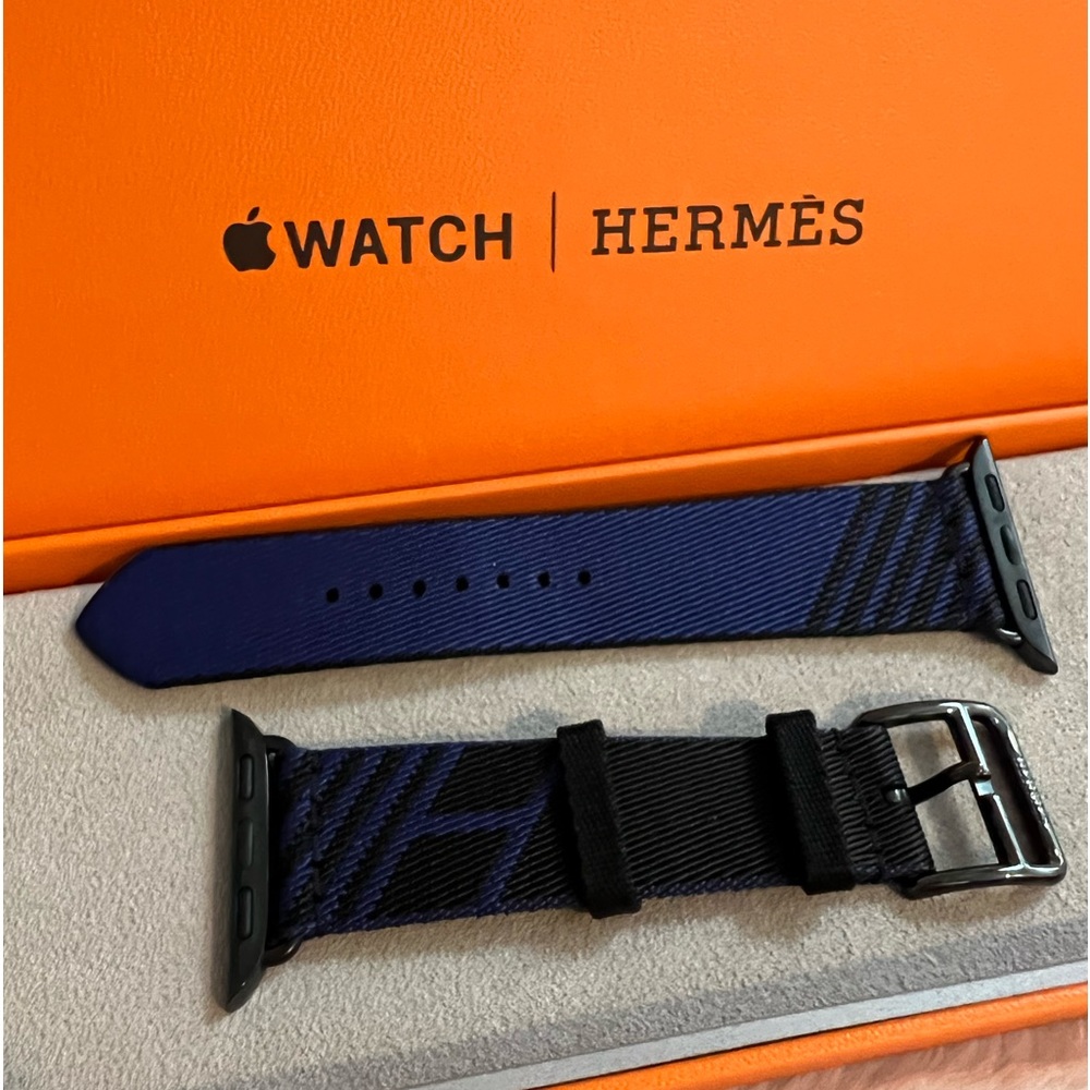 NEW in Box Apple Watch HERMES 40mm Jumping Single Tour Noir/ Bleu Saphir Band